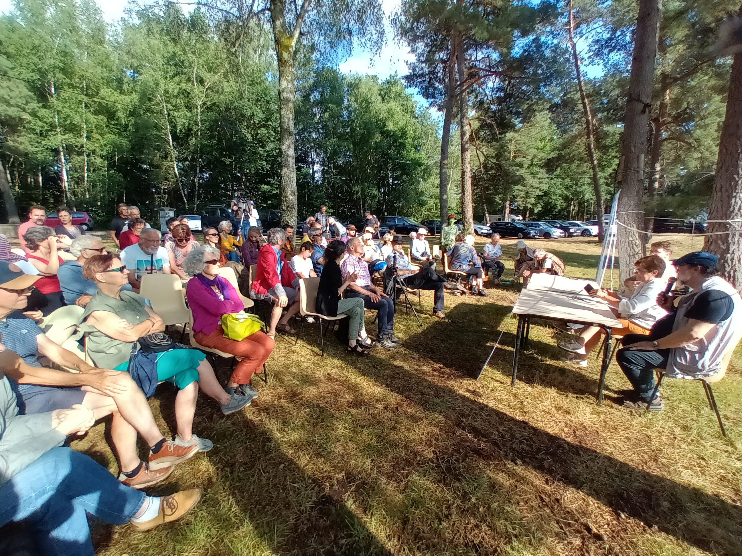 VALERIE MASSON-DELMOTTE CAPTIVE LE PUBLIC AU CAMPING DU LAC DE FEYT