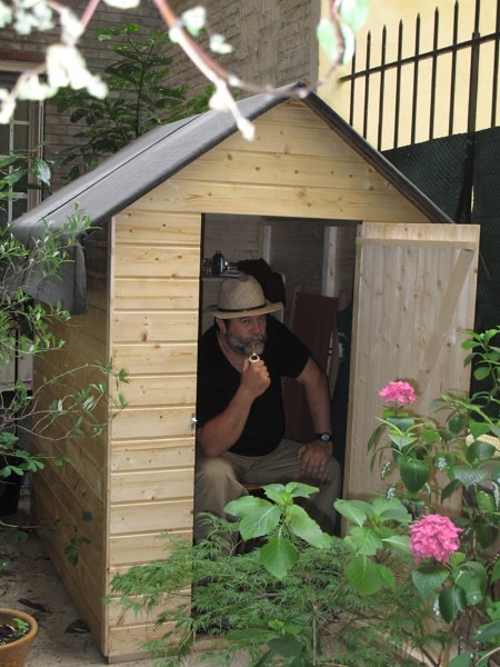 Dans sa cabane près des vignes de Montmartre à Paris, quartier qui était encore populaire. Charlotte Paquet-Dumont est venue rire et inventer avec lui dans cette cabane