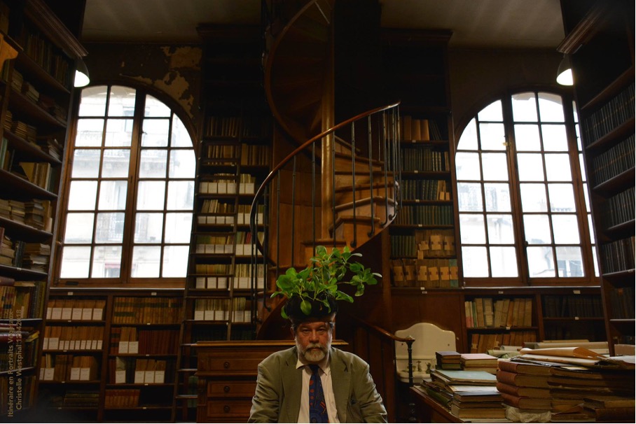 Photo de Christelle Westphal prise dans l'ancienne bibliothèque de l'Agro (où il a créé en 2004-2005 le Musée du Vivant, premier musée international sur l'écologie)