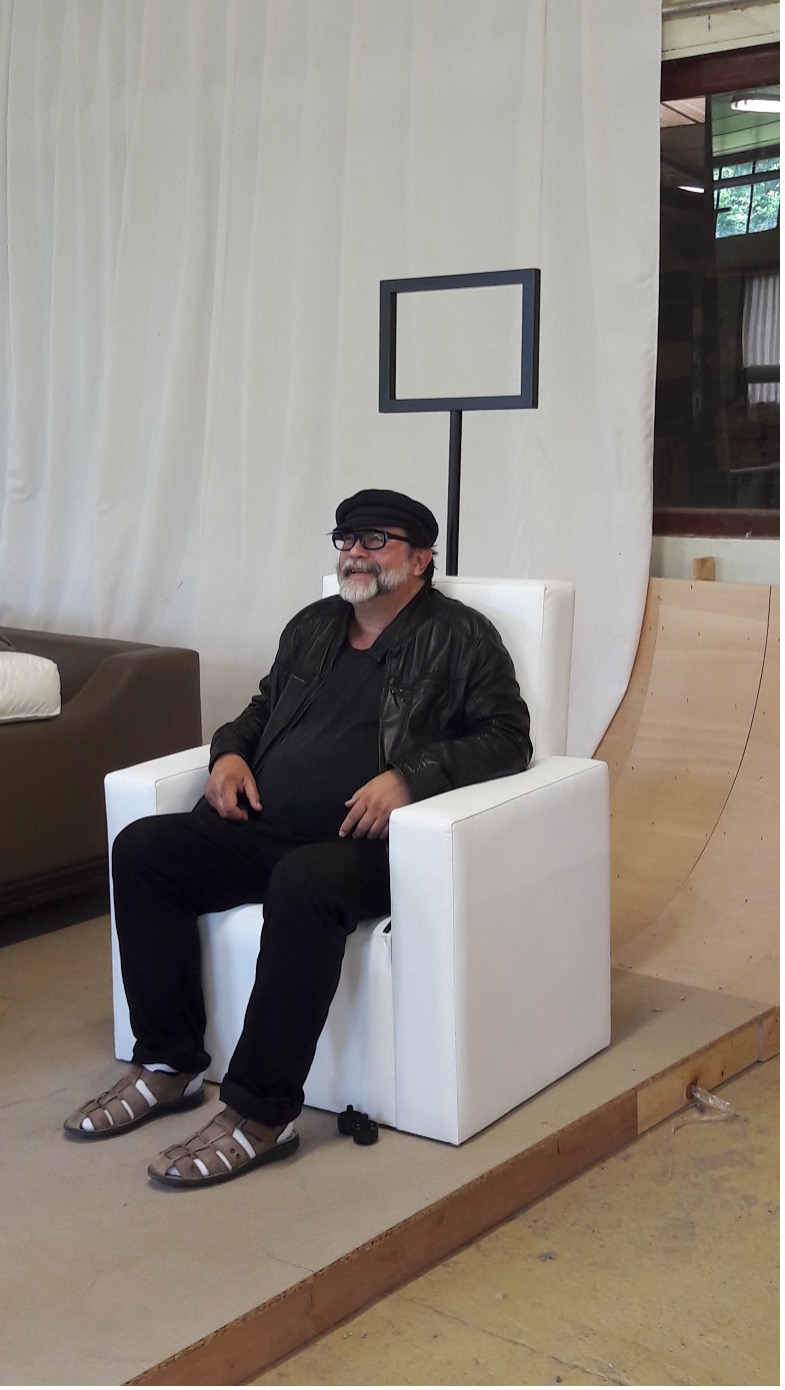 Laurent Gervereau a investi différents supports : ici le 20 juillet 2016 sur le <em>Fauteuil Points de Vue</em> qu'il a créé