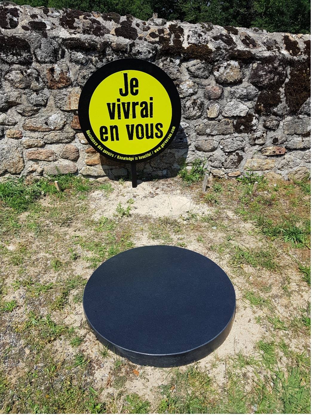 Il inaugure publiquement à Hautefage en Corrèze sa tombe lors des Rencontres-Promenades « Histoires de Passages... » en 2018